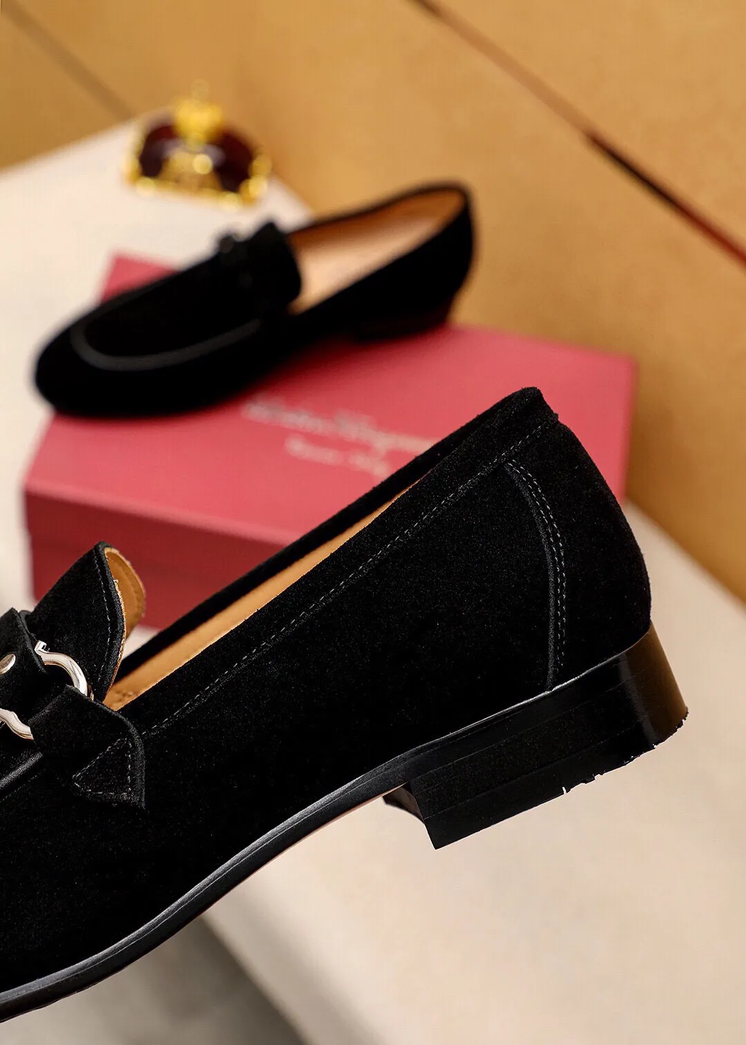 Men's shoes 💰460 💐 Product trademark: Ferragamo "Ferragamo" casual leather shoes Regular size: 38-44 (45.46.47🉑️Customized) Product materials: Selected imported first-layer frosted calfskin upper + luxury hardware buckle, imported water-dyed cow leather lining. Strong three-dimensional visual effect, original outsole color: 2 colors available